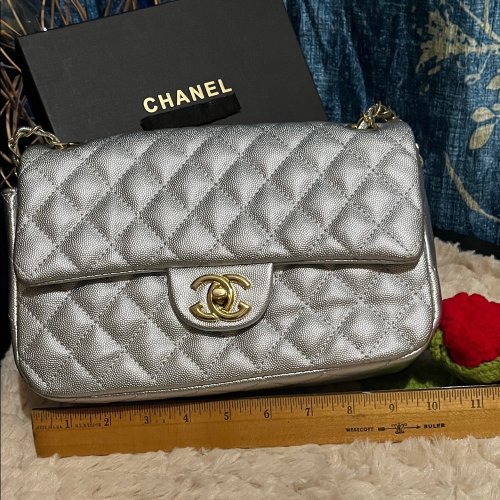 nwt Metallic Silver Quilted Shoulder Bag - Picture 2 of 7